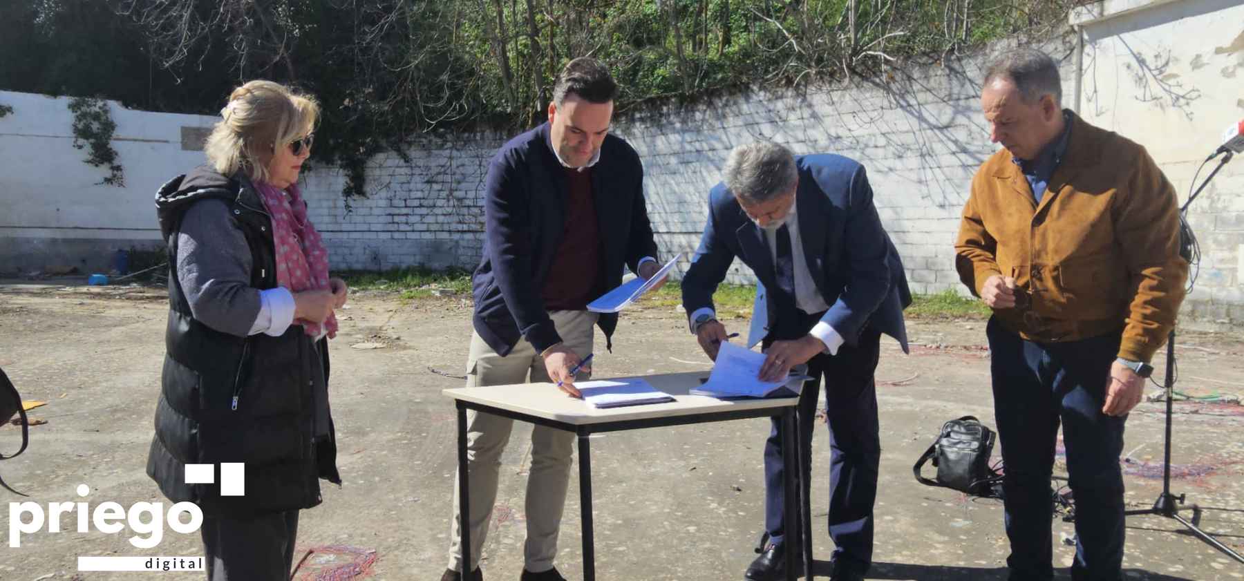 Instante de la rúbrica del acuerdo de compra.