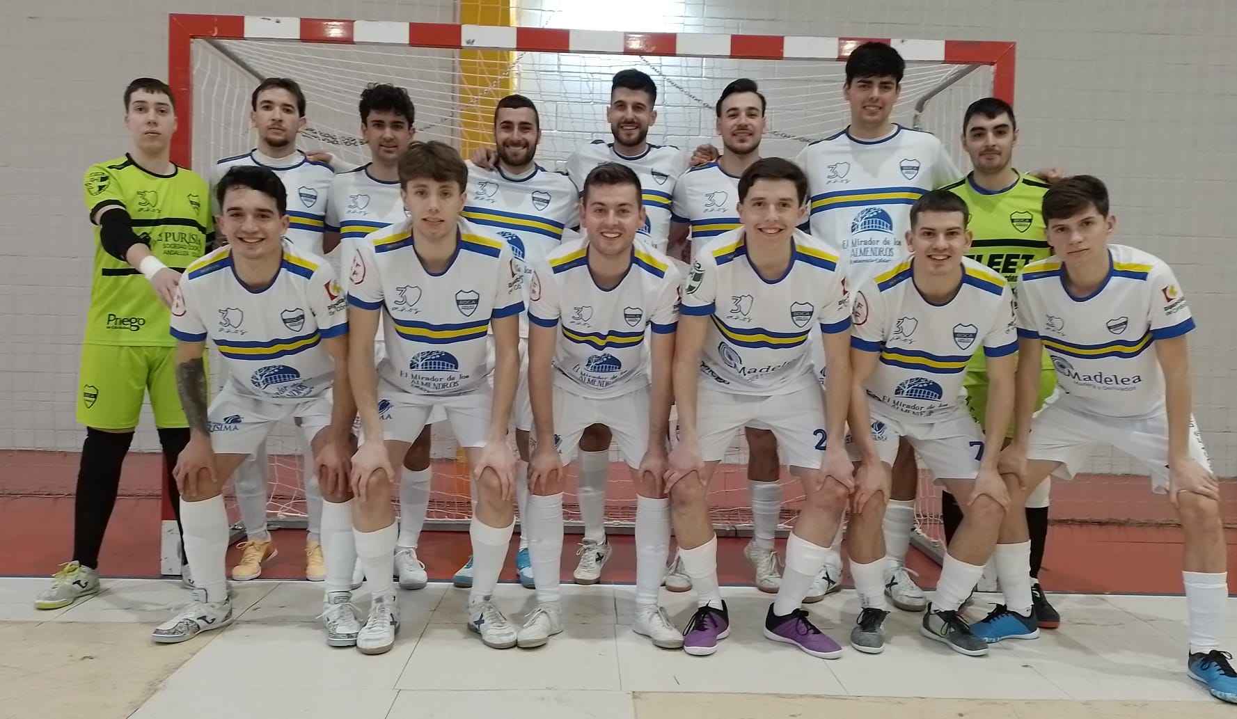 Formación del equipo prieguense en tierras gaditanas.