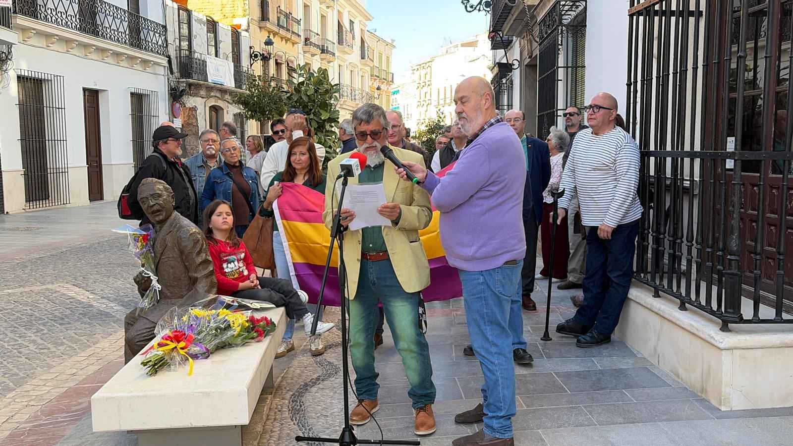 Lectura del manifiesto junto a la casa natal de Alcalá-Zamora.