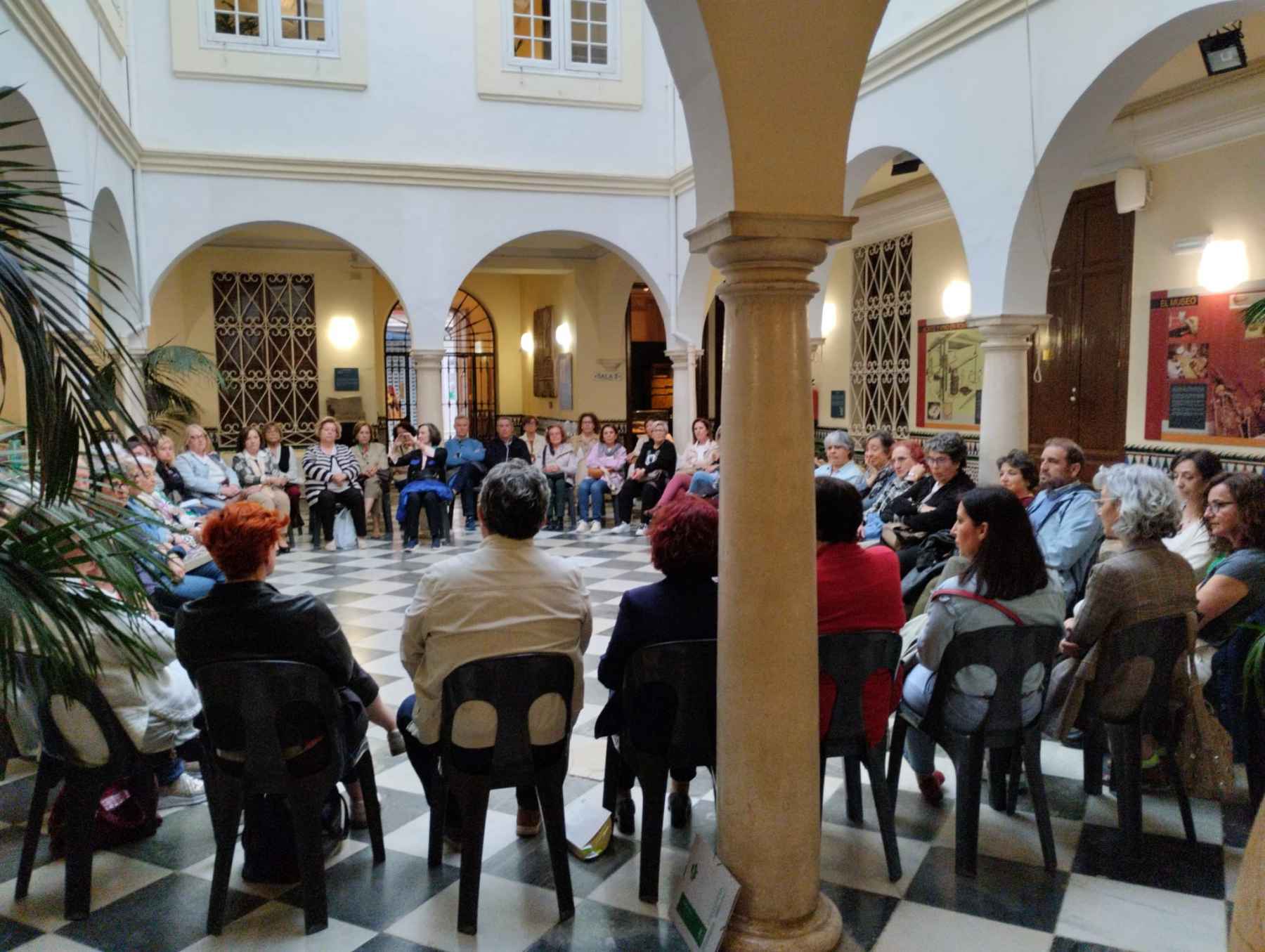 Asistentes al foro literario.