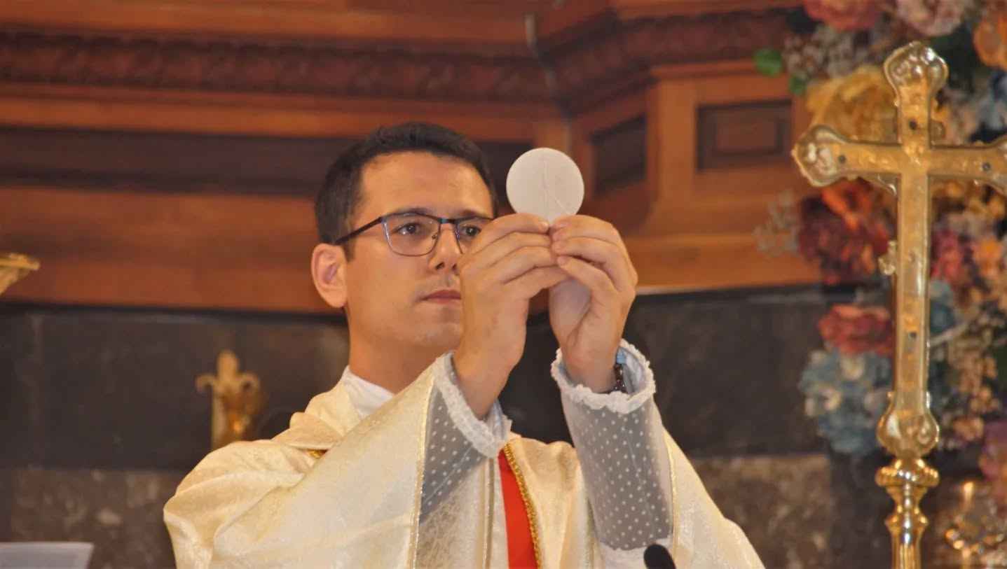 Mario González, sacerdote.