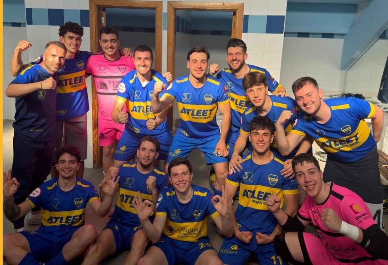El equipo prieguense celebra la victoria.