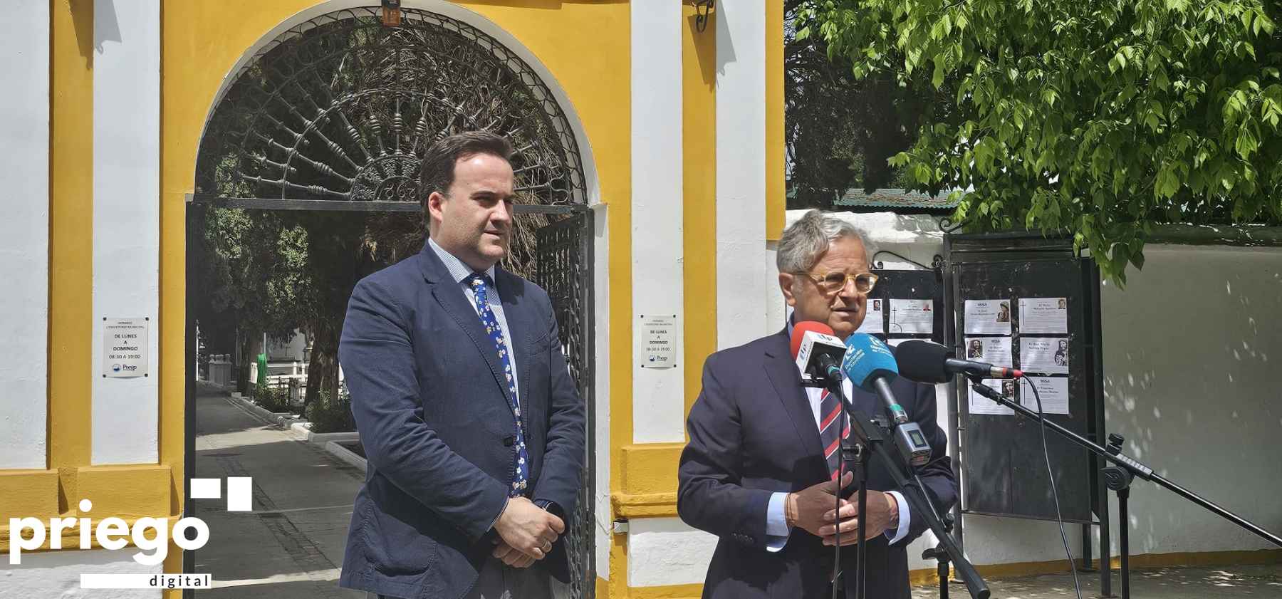 Valdivia y Fuentes durante la comparecencia a las puertas del Cementerio del Santo Cristo.