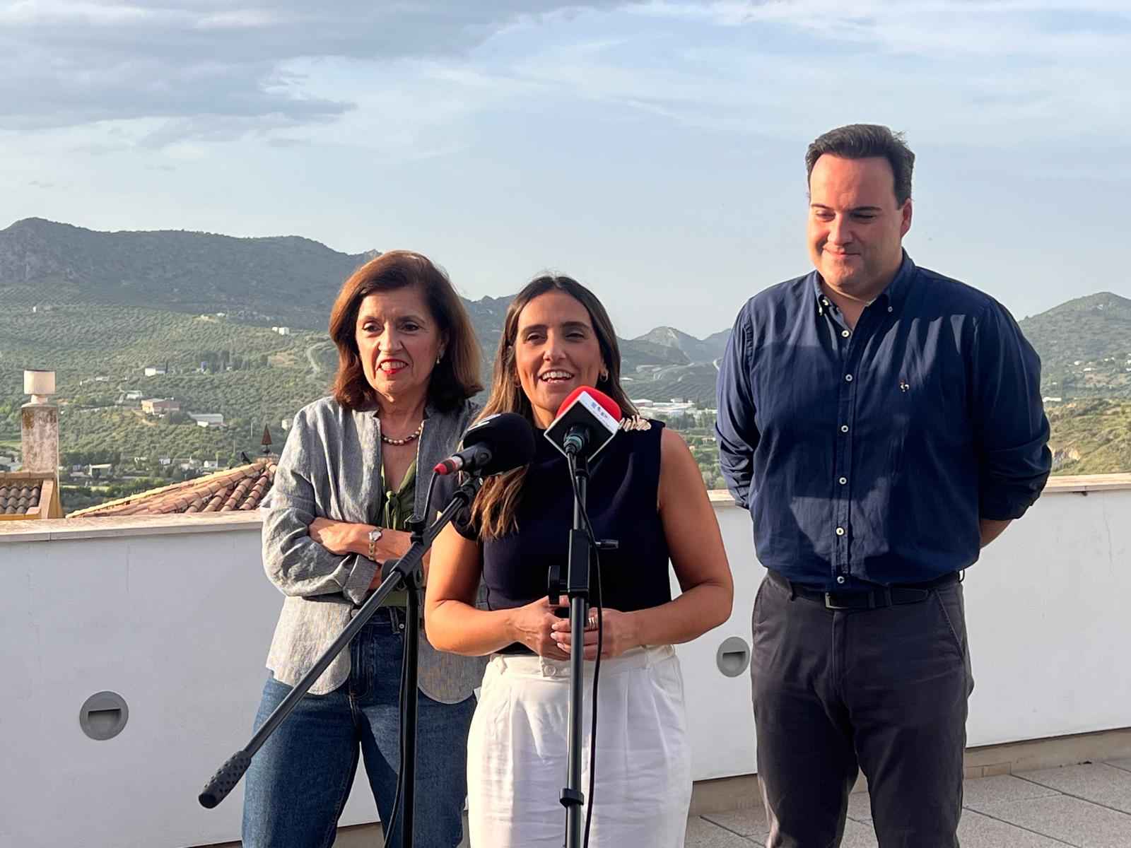Botella, Jurado y Valdivia durante la comparecencia ante los medios.