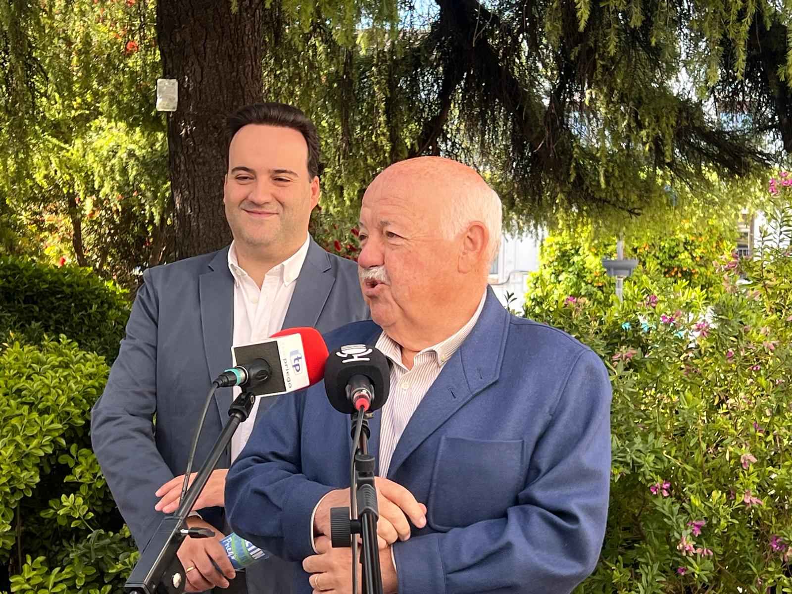 Valdivia y Aguirre durante la atención a los medios.