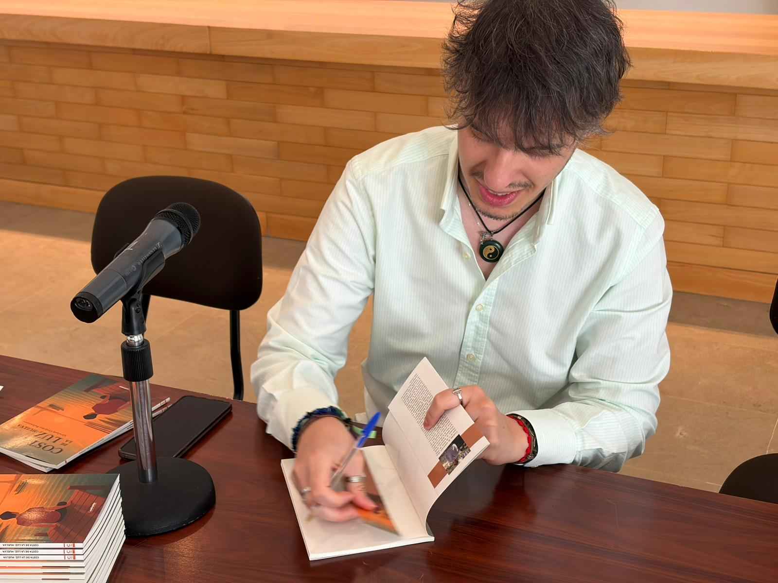 El autor firmando ejemplares.