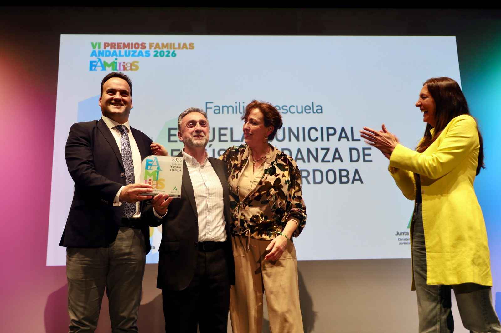 Representación local en el acto.