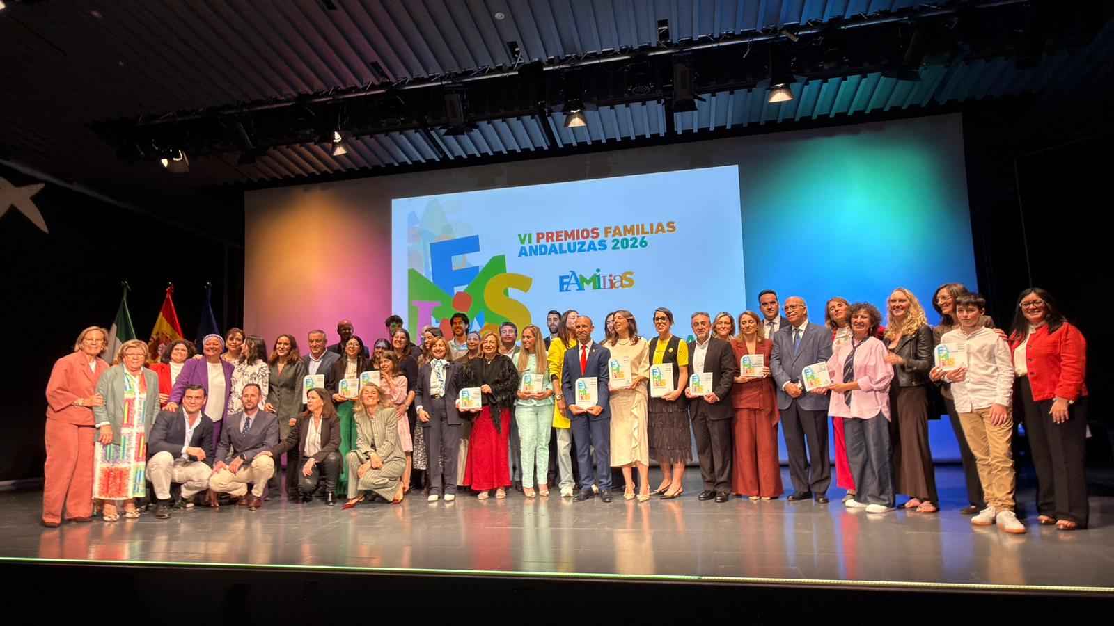 Foto de familia de los galardonados.