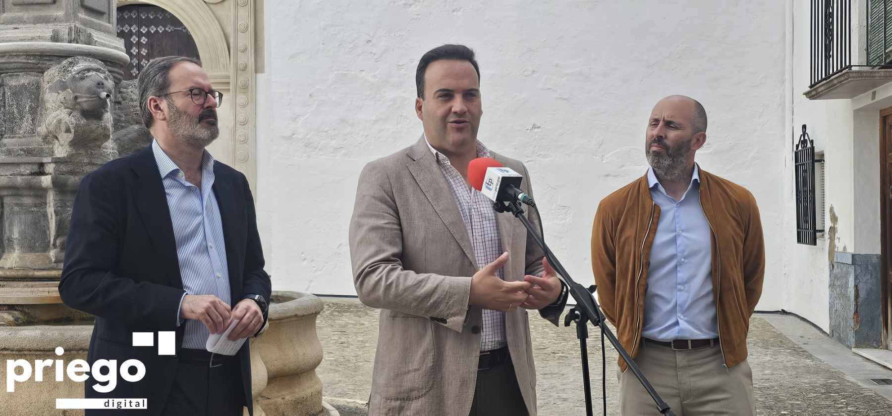 Instante de la comparecencia ante los medios.