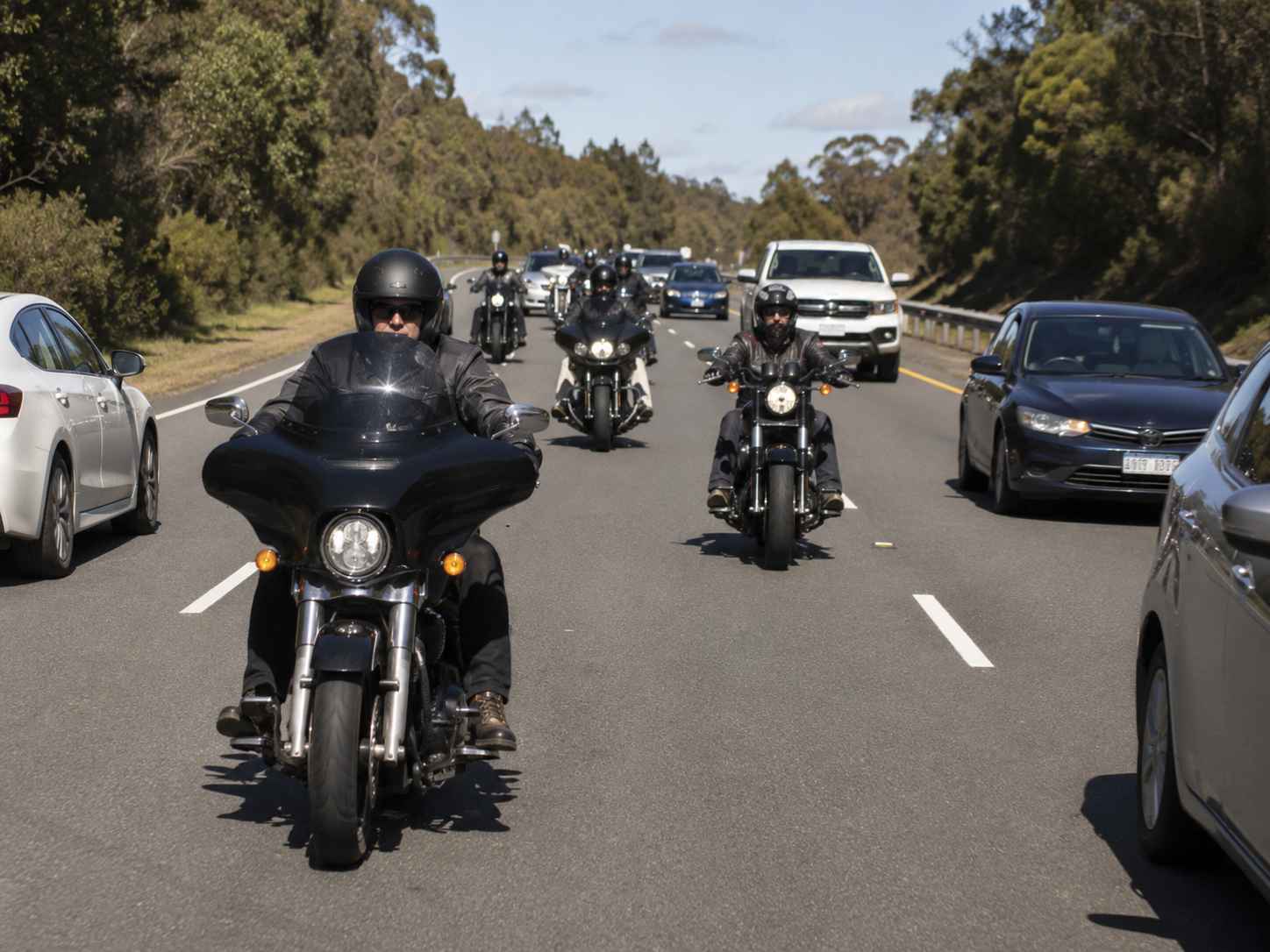 La DGT intensifica la vigilancia en las carreteras más frecuentadas por motoristas durante los fines de semana.