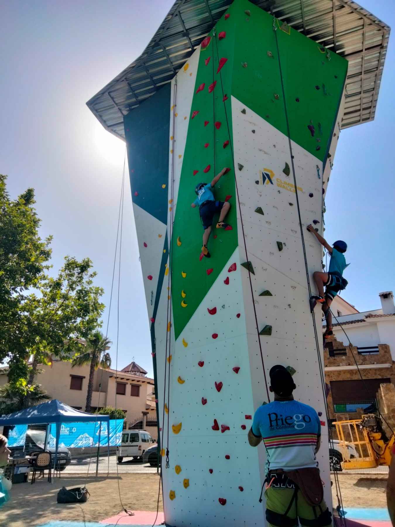 Participantes en plena escalada.