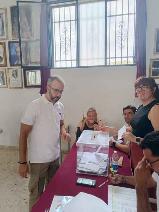 Francisco Javier Osuna del Caño “Chiqui”, ejerciendo su derecho al voto.