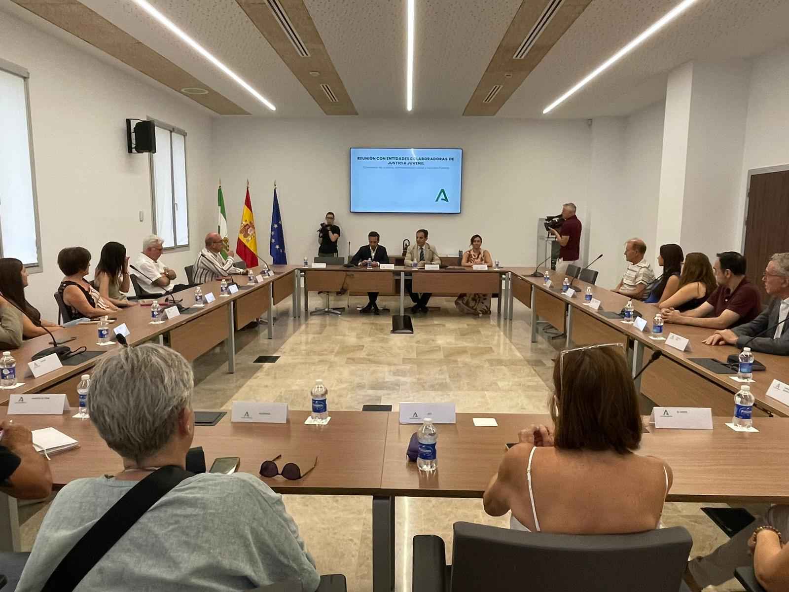 Imagen de la reunión con colectivos y asociaciones.