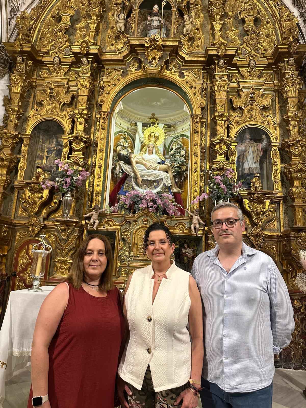 Mª Ángeles Cuenca García (en el centro) será la pregonera de la Semana Santa de Priego 2027.
