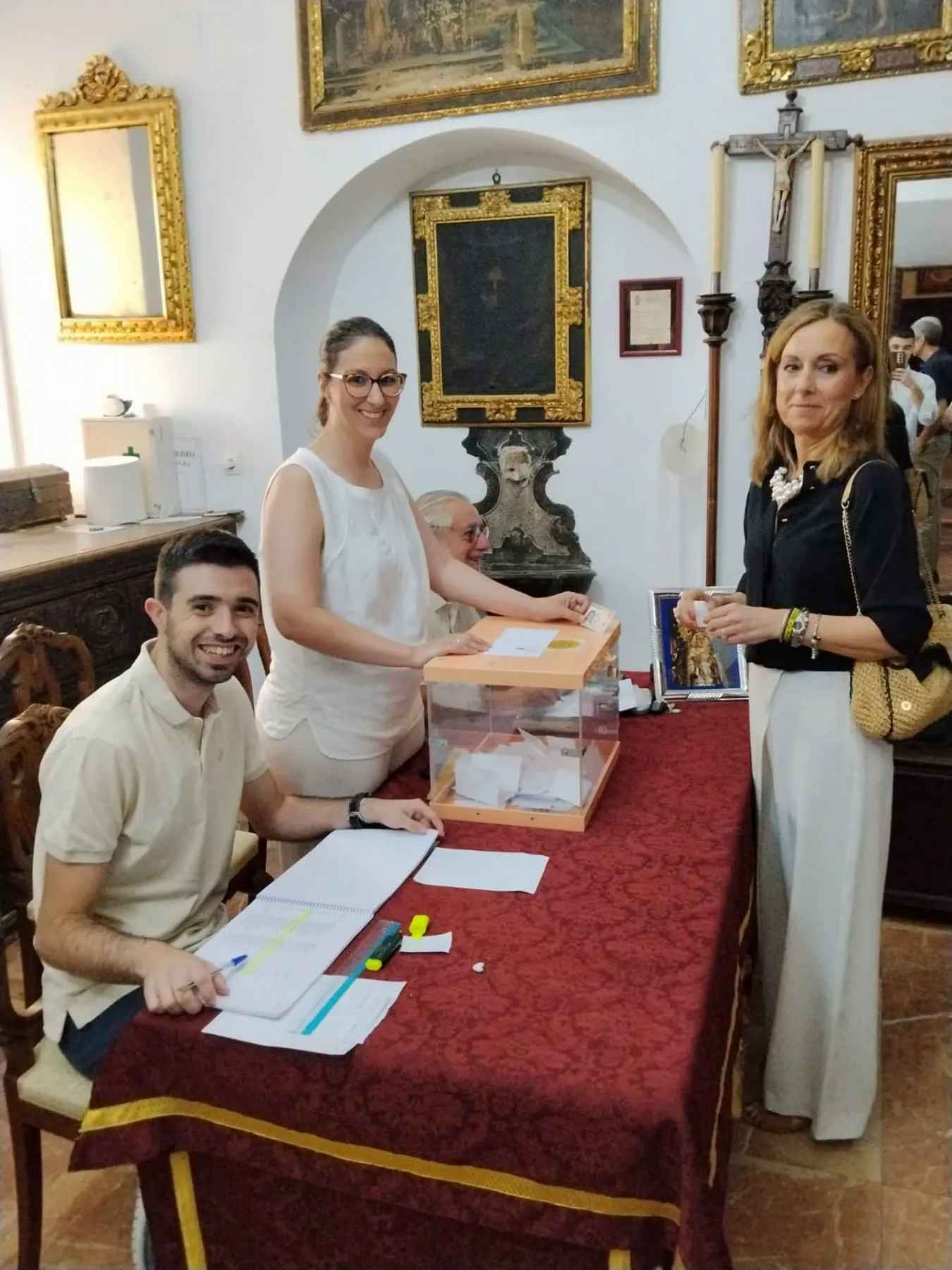 Momento de la votación de la Hermana Mayor electa, Inmaculada Morales Arroyo.