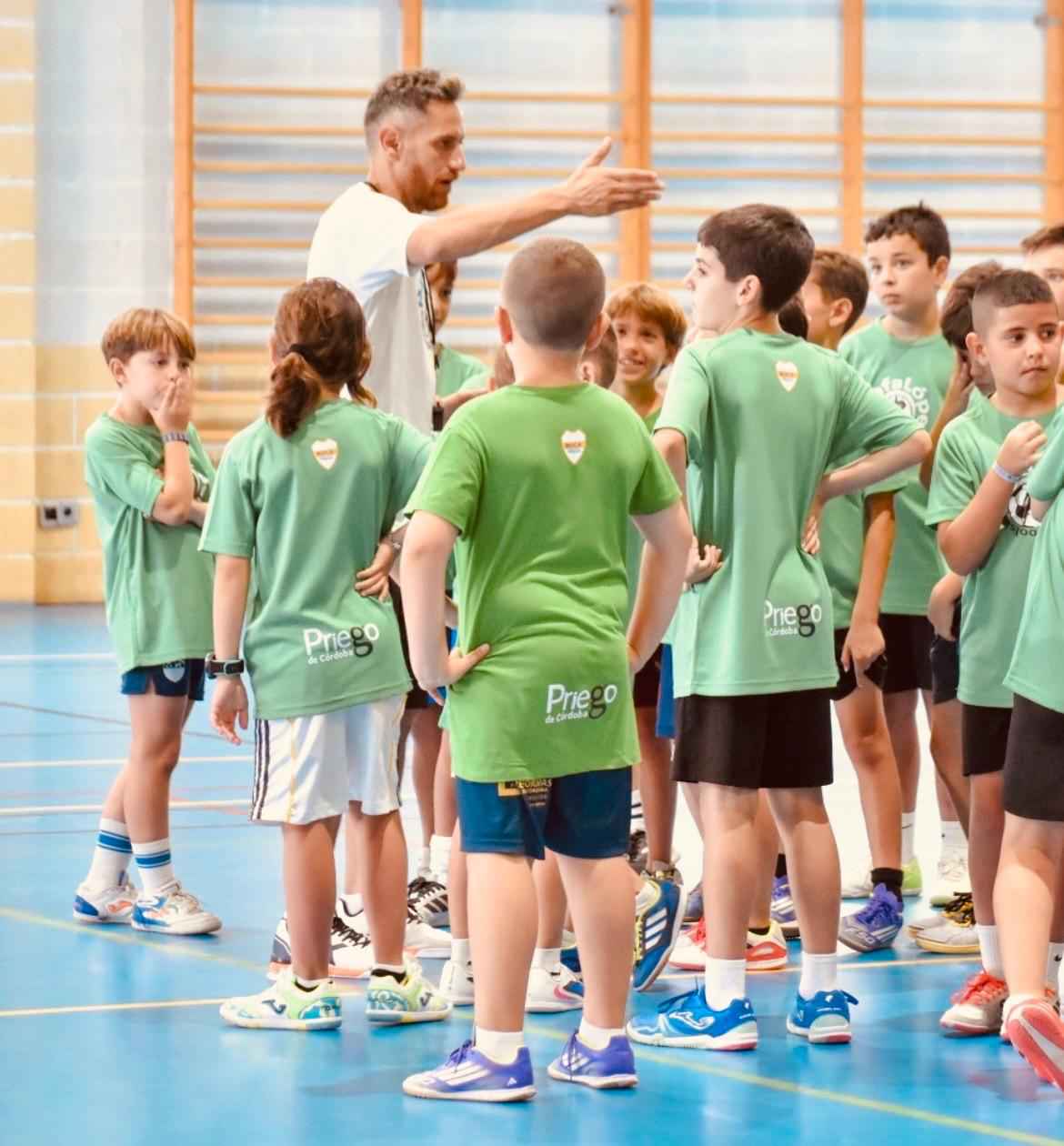 El jugador prieguense Rafa López con un grupo de participantes en el clinic.