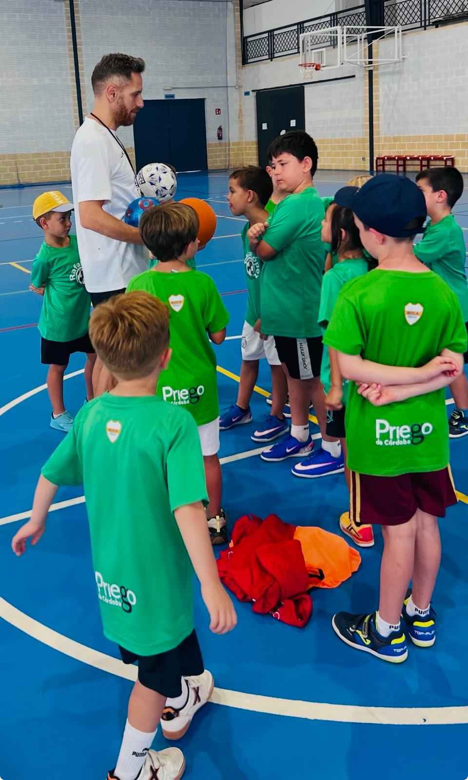 El jugador prieguense Rafa López con un grupo de participantes en el clinic.