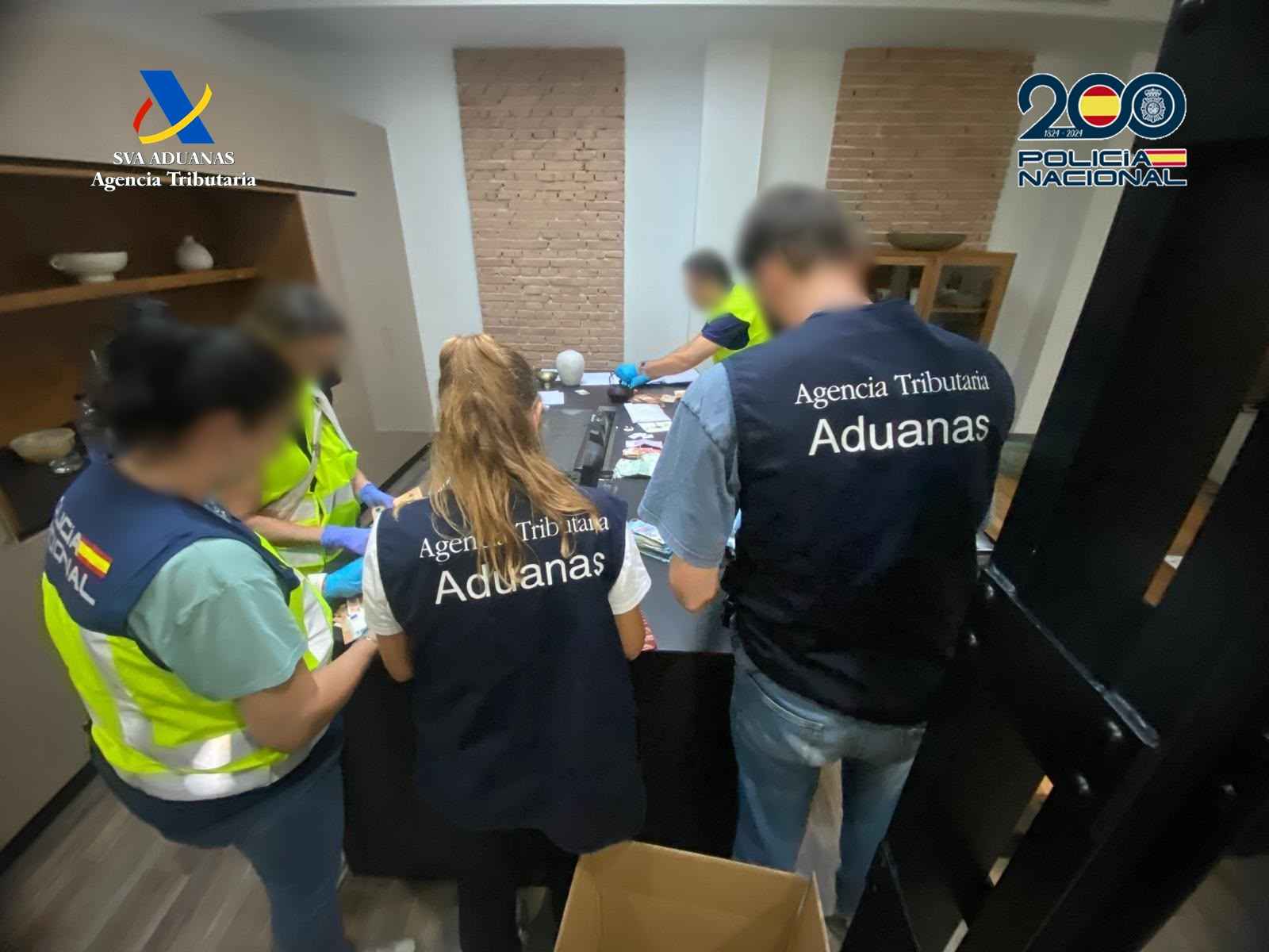 Intervención policial en una de la empresas presuntamente implicadas.