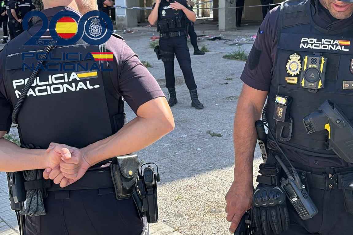 Los agentes insisten en la importancia de prestar atención a los accesos, portales y puertas de las viviendas.