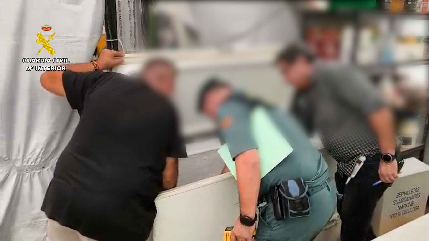 La Guardia Civil interviene alimentos no aptos y tabaco de contrabando en la Feria Real de Puente Genil.