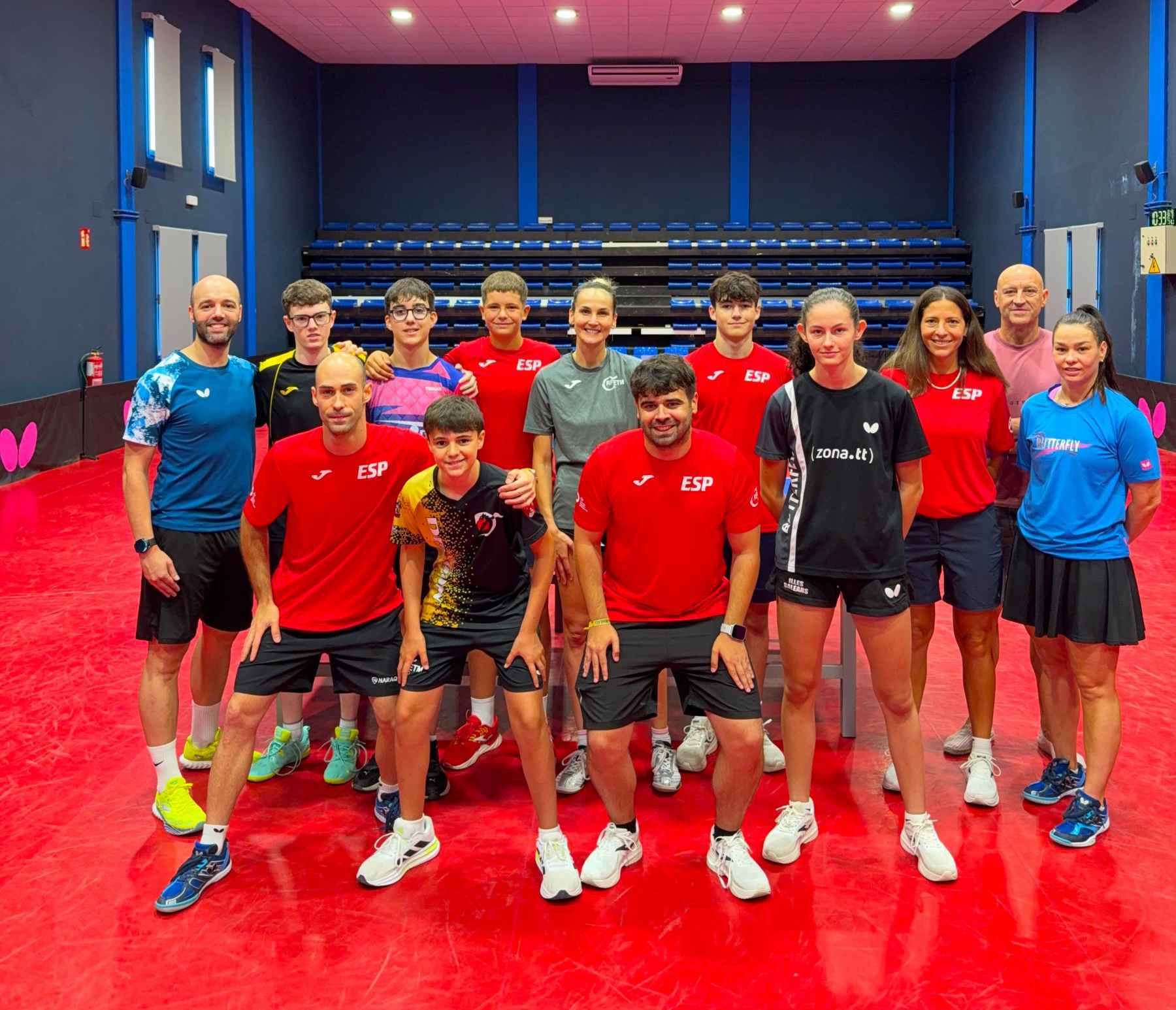 Equipo técnico y jugadores en el CETD de Priego de Córdoba.