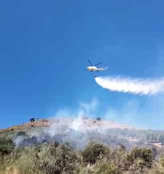 Intervención de medios aéreos en la extinción del fuego.