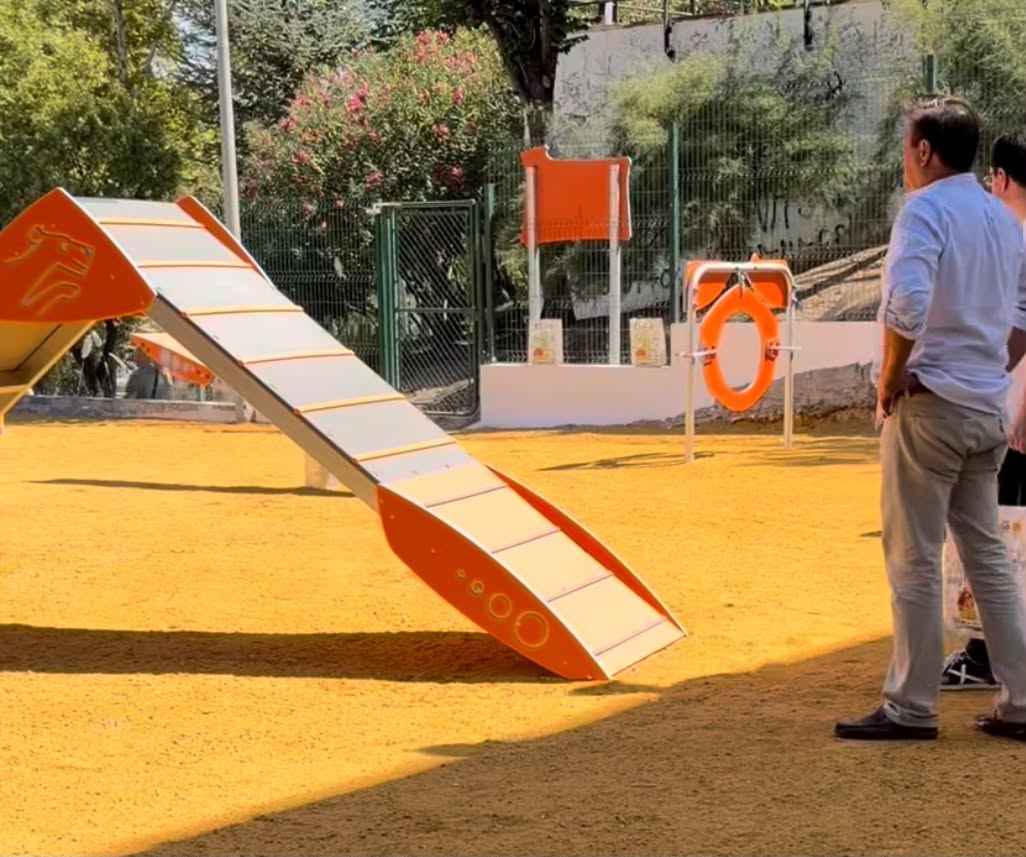 Imagen de algunos elementos del nuevo parque canino.
