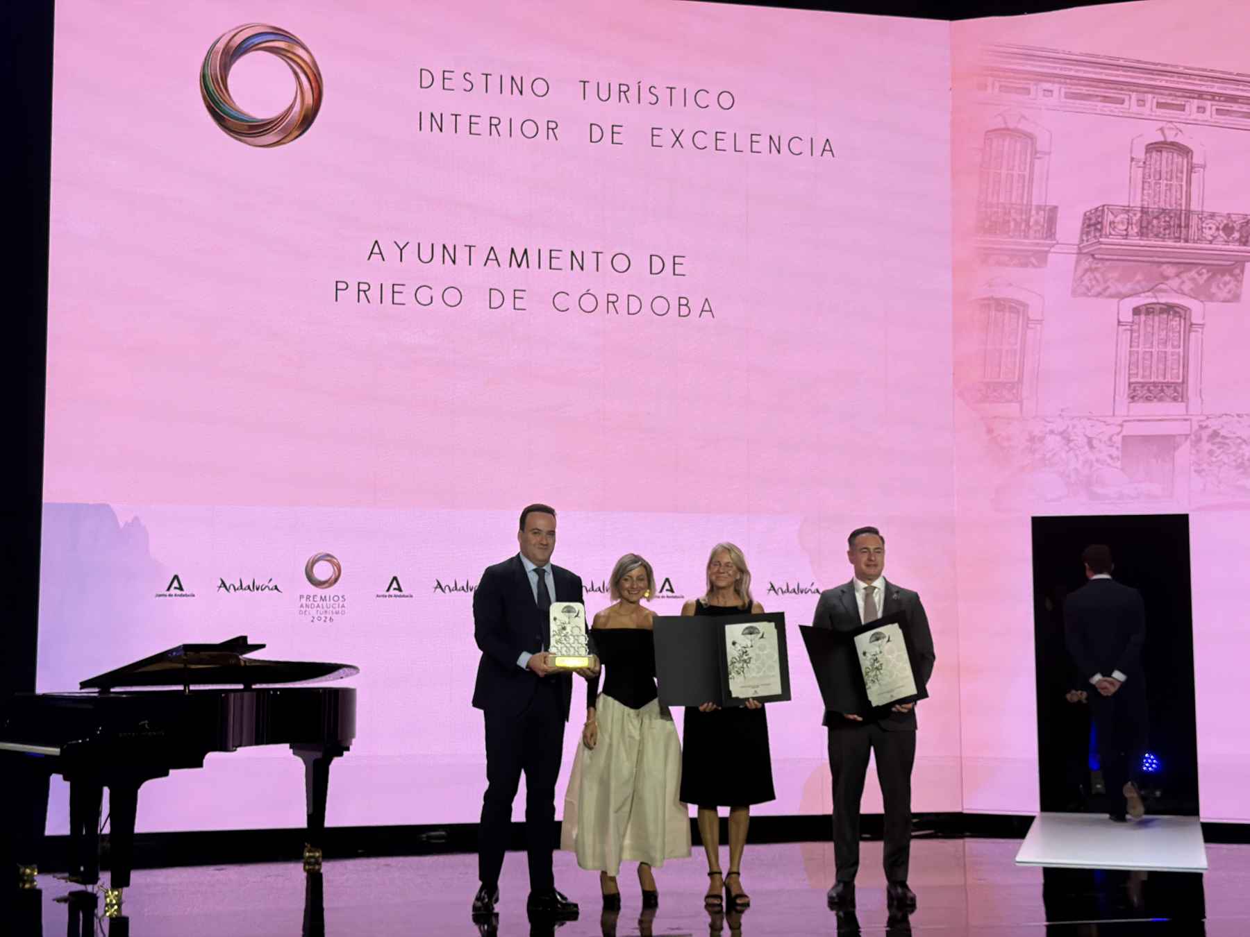 Imagen de la entrega del reconocimiento.