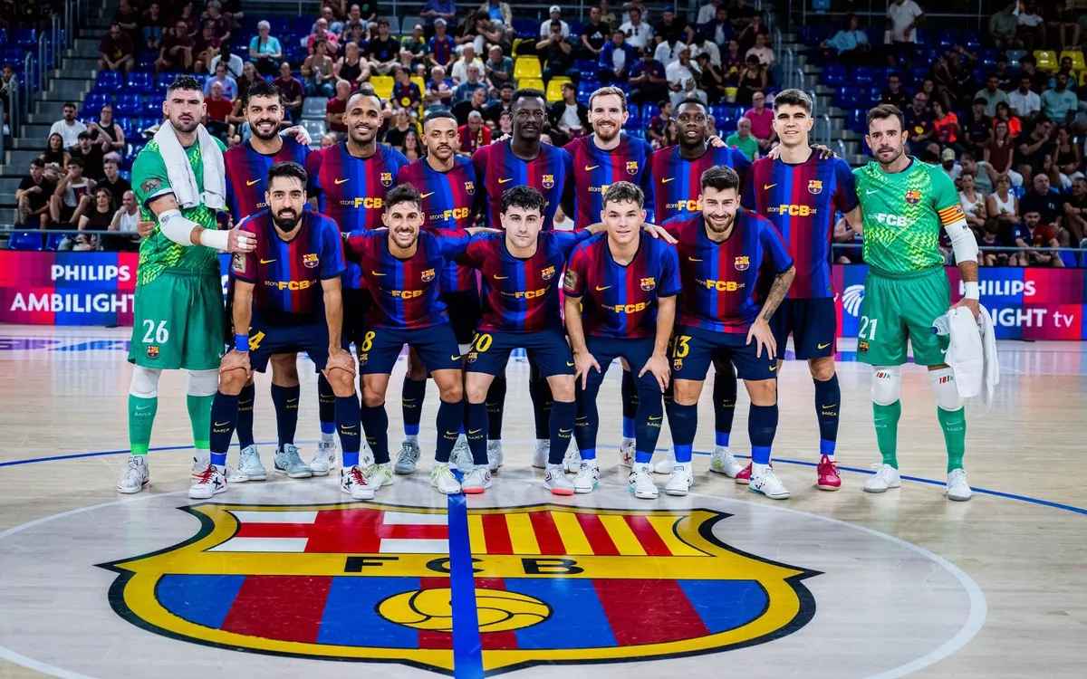 Pablo Guti, abajo en el centro, en la formación del equipo blaugrana.