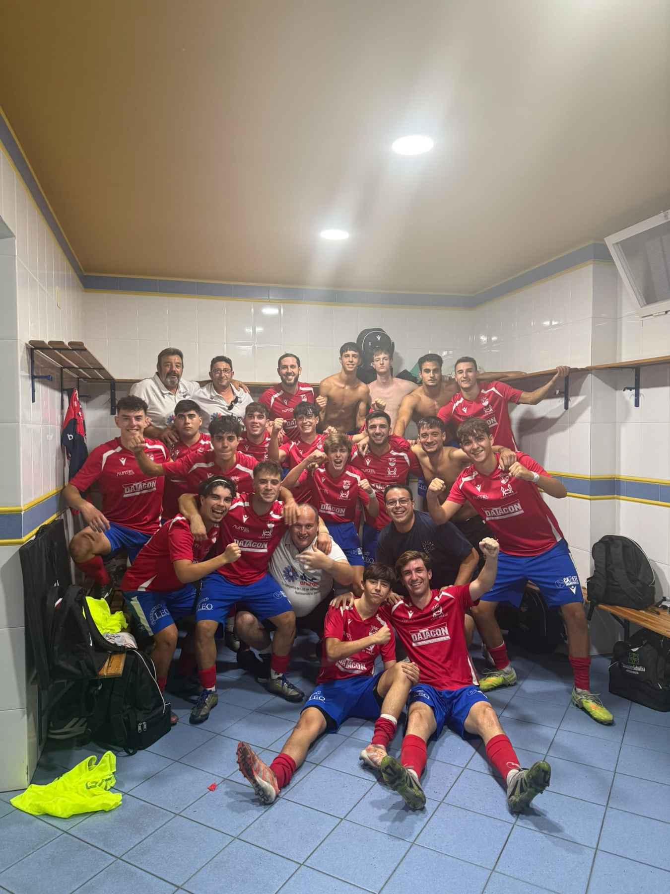 Celebración de la victoria en el vestuario prieguense.