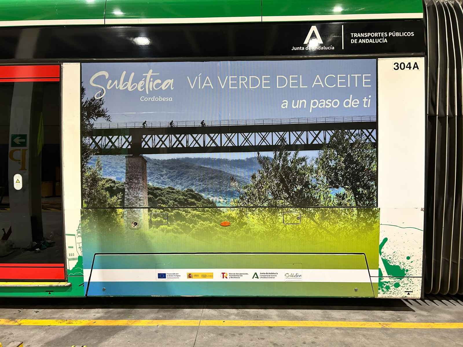 Vinilado de la campaña en un tren urbano.