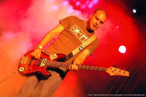 El bajista de Nadir, en concierto.