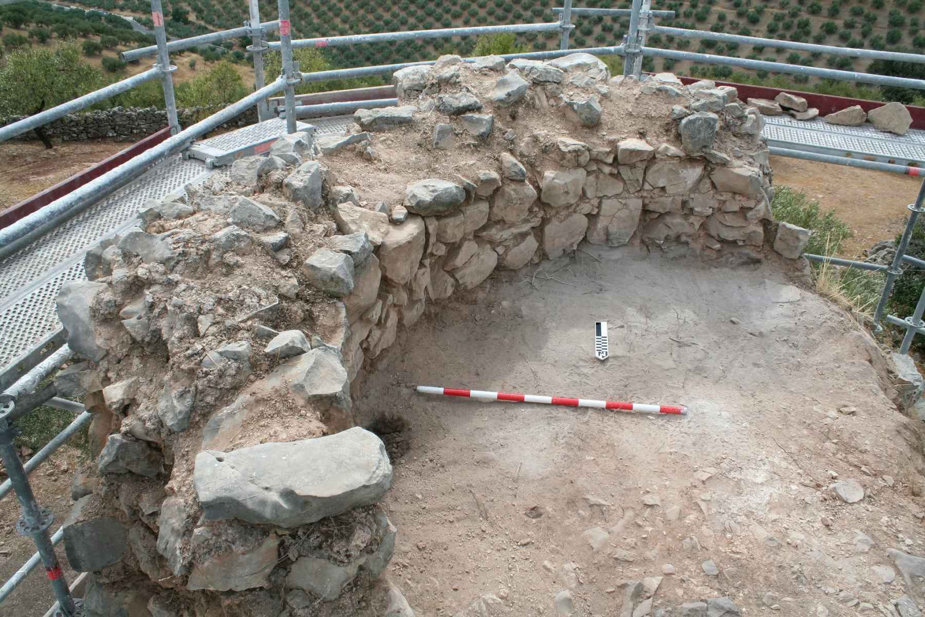 Restos del suelo de la antigua cámara de la torre, localizados durante los trabajos.