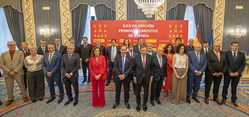 Foto de familia de autoridades y galardonados.
