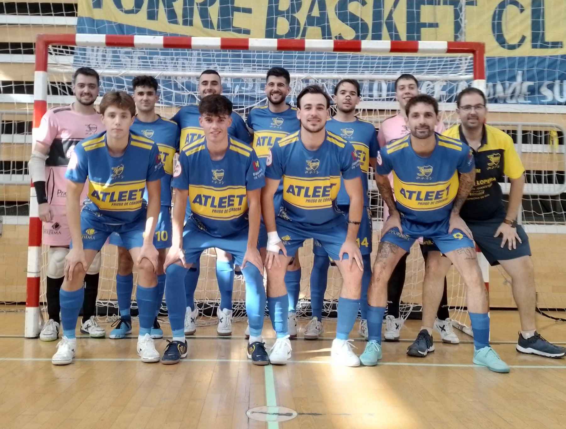 La plantilla del Boca FS Priego posa en una pista de Torre Basket.
