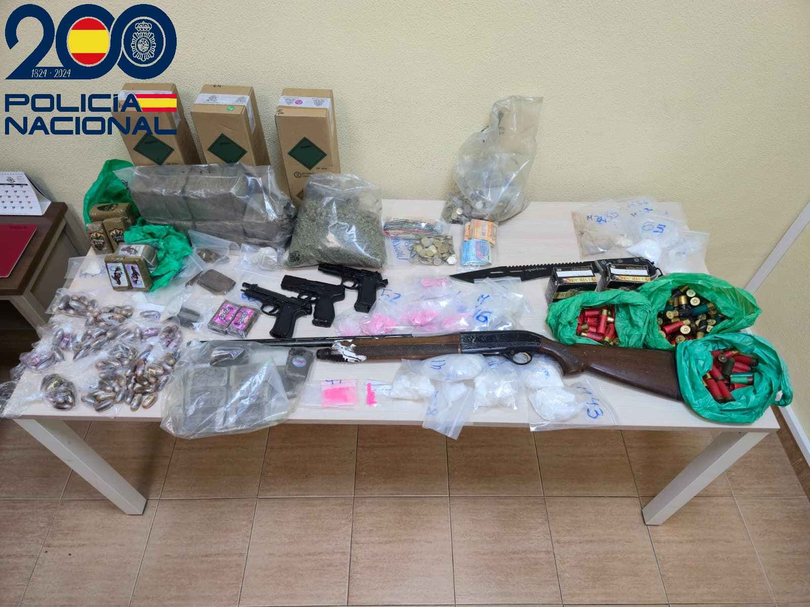 Droga, dinero y armas intervenidos por la Policía Nacional en Sevilla.