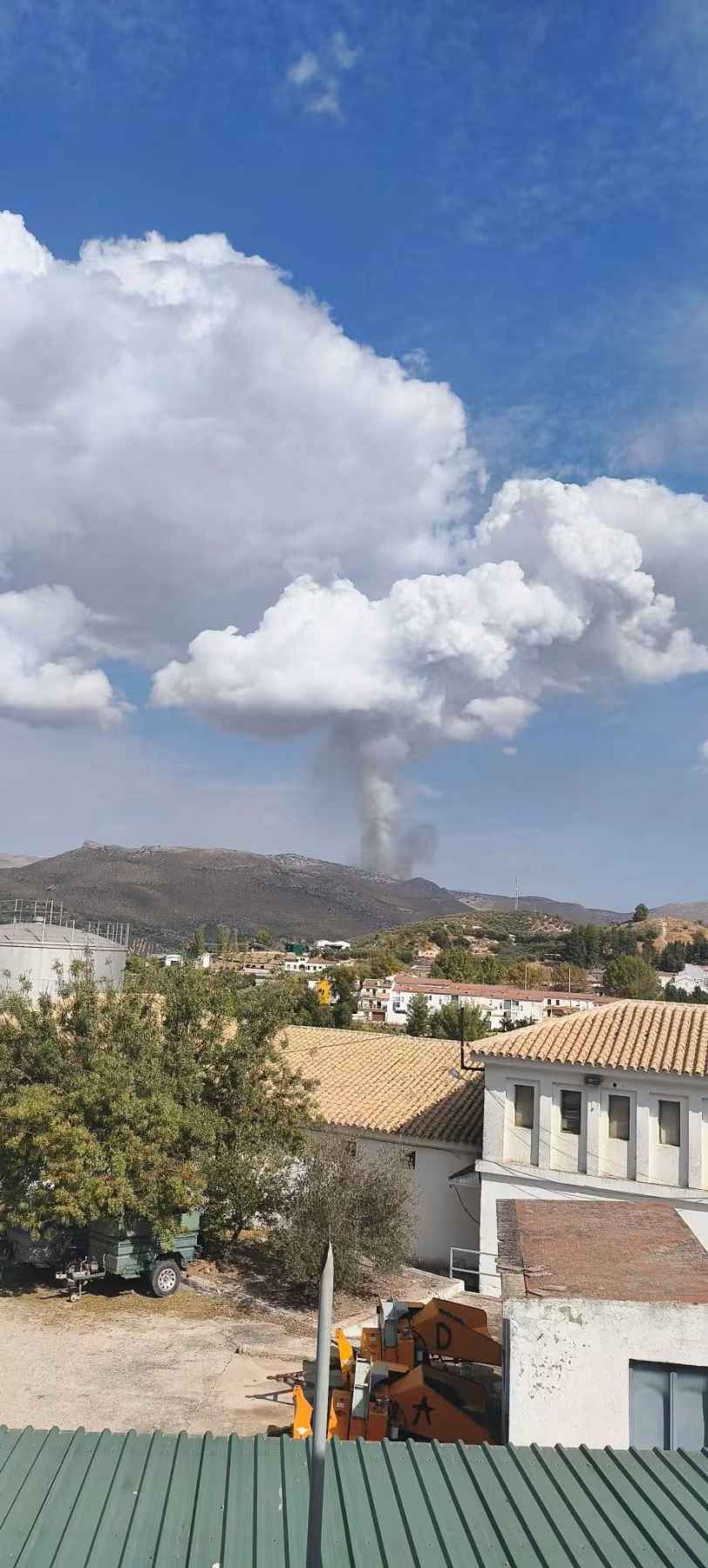 El humo del incendio de Luque, visible sobre el casco urbano. de Carcabuey.