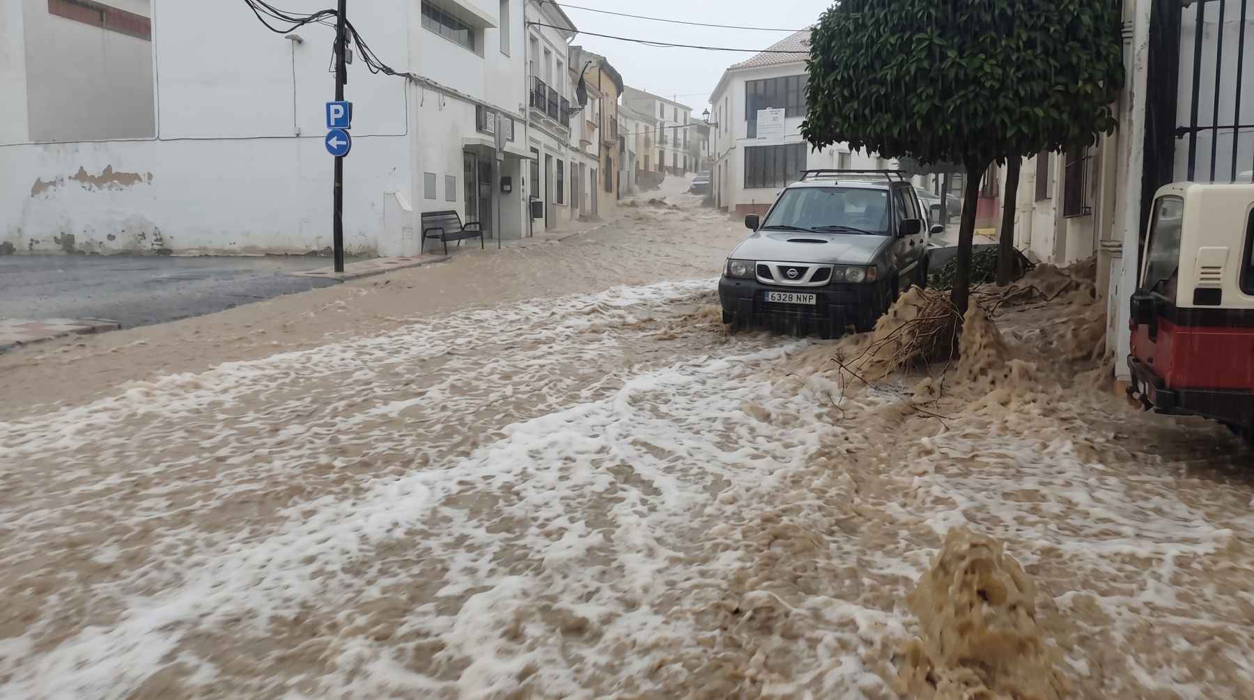 Riada en una calle de Fuente Tójar tras las fuertes tormentas de este sábado.