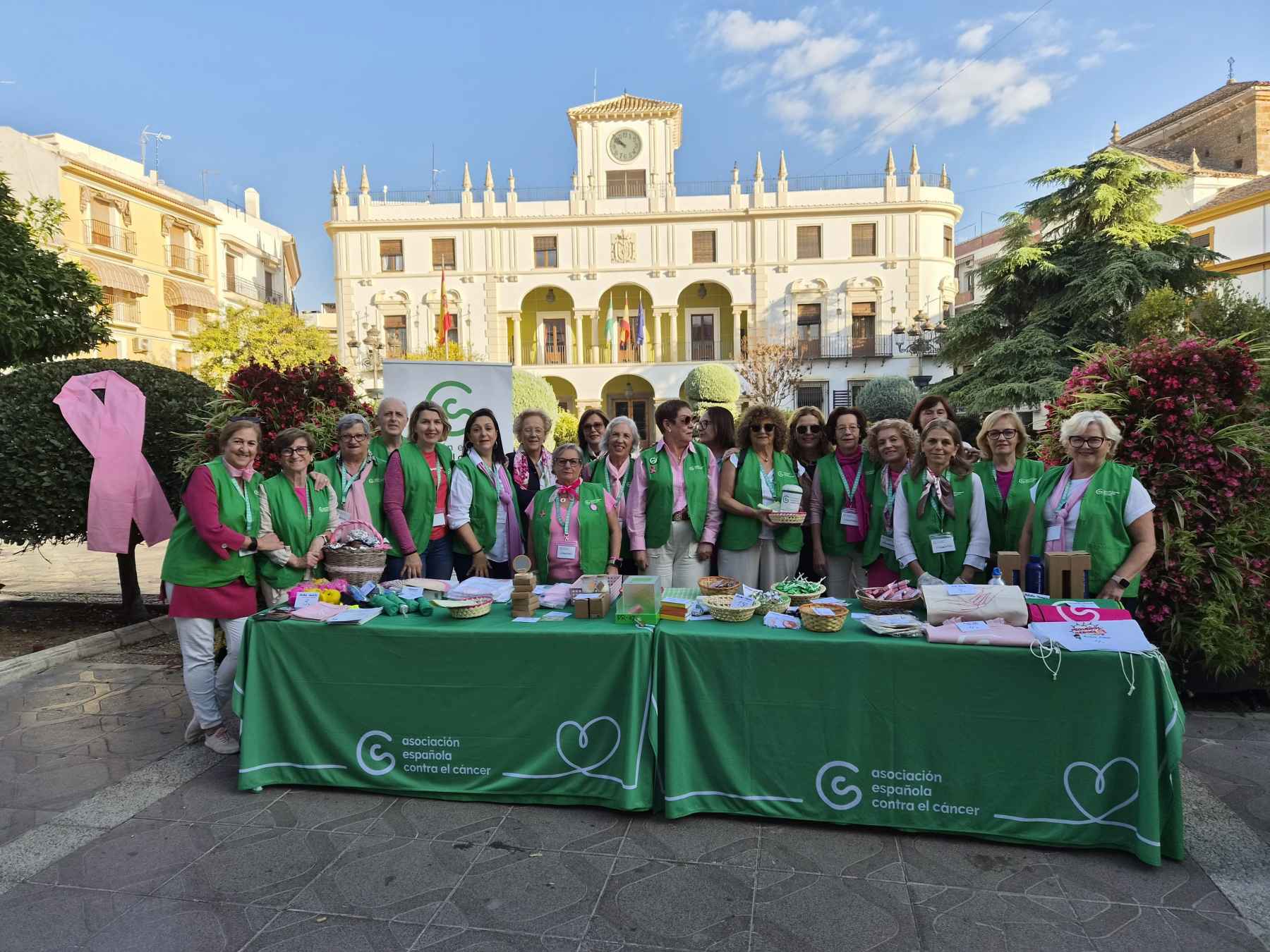 Voluntarias de la AECC junto a las mesas informativas instaladas en el Paseíllo.