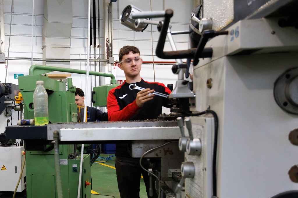 Un alumno de Formación Profesional, durante una clase práctica en un taller.