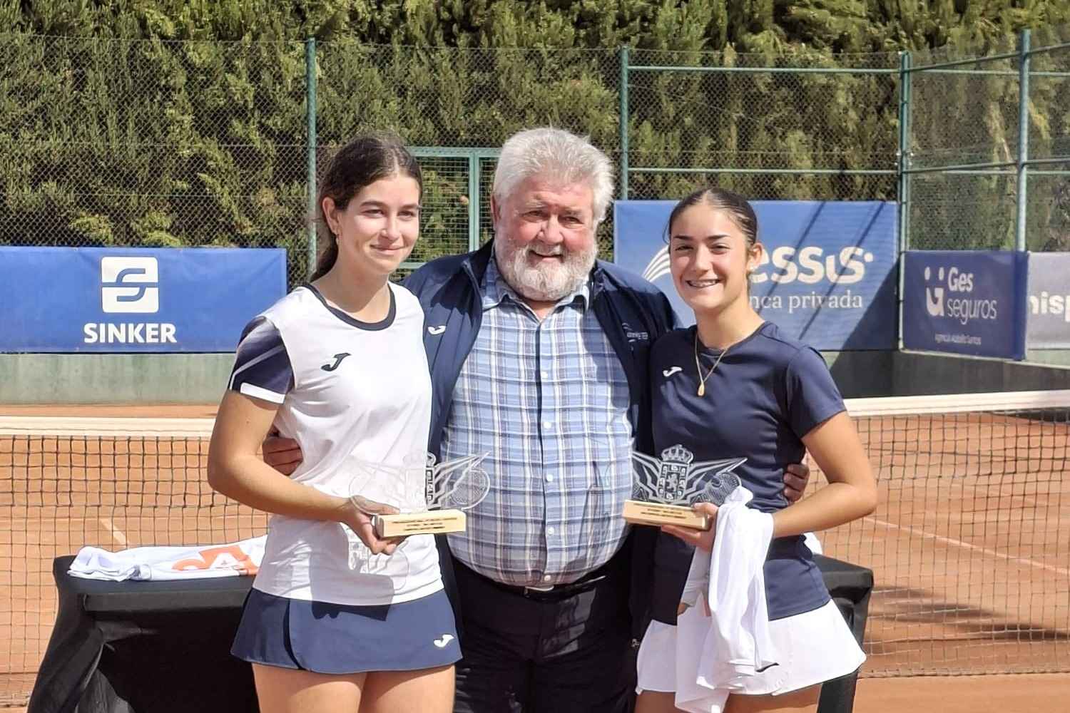 Cristina Muela y María Carrillo, con sus trofeos del Open San Rafael.