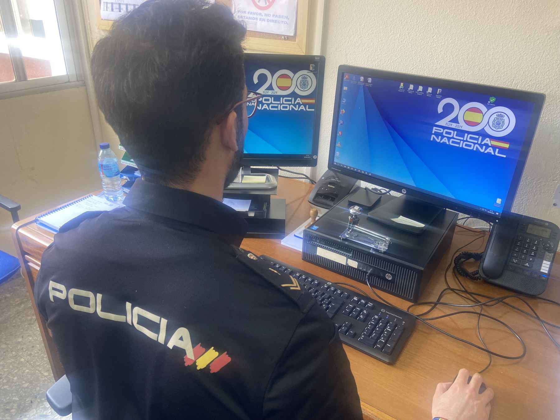 Un agente de la Policía Nacional, en una comisaría.