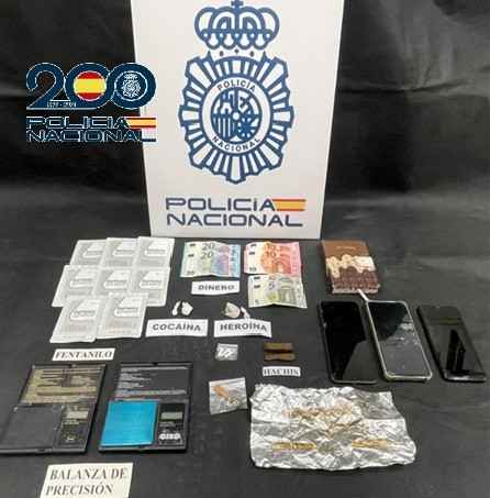 Droga, dinero y material intervenidos por la Policía Nacional en Lucena.