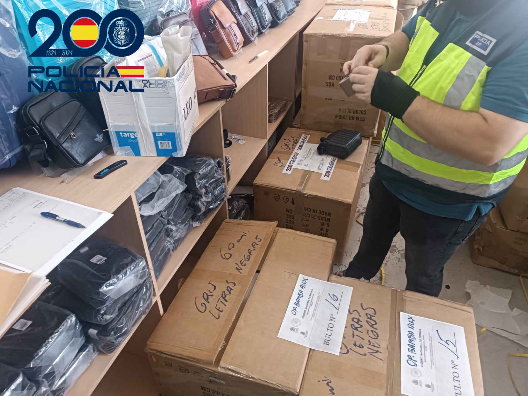 Bolsos y artículos falsificados intervenidos por la Policía Nacional en un establecimiento de Sevilla.
