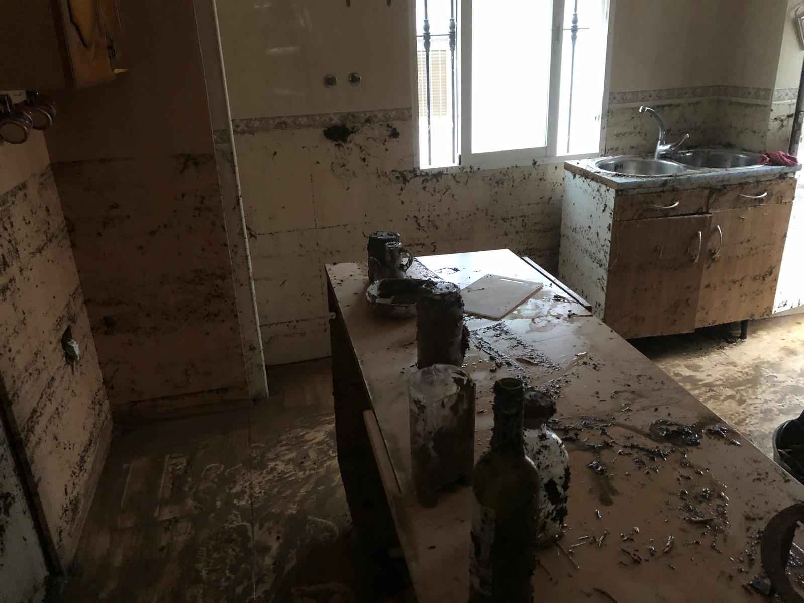 Interior de una vivienda de Fuente Tójar inundada de barro tras las tormentas del pasado sábado.