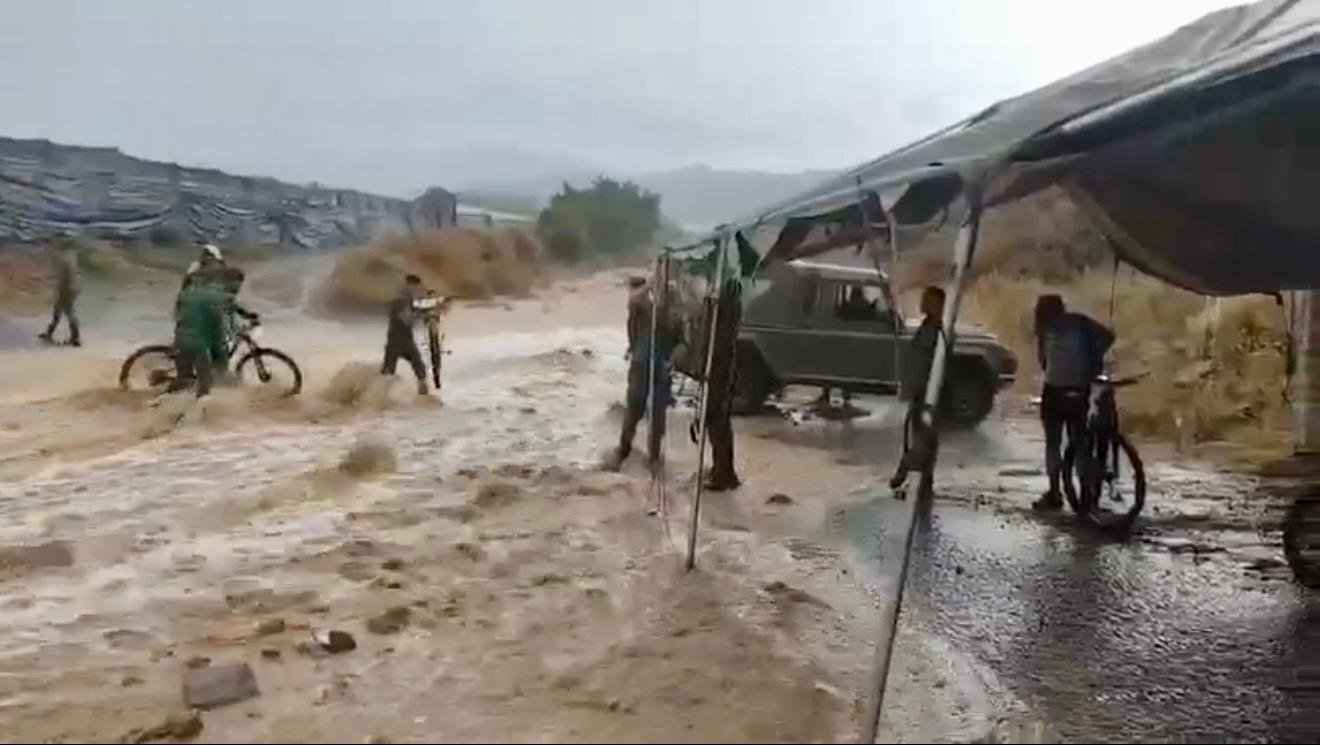 Los ciclistas, bajo la lluvia en la Sierra de Gádor.