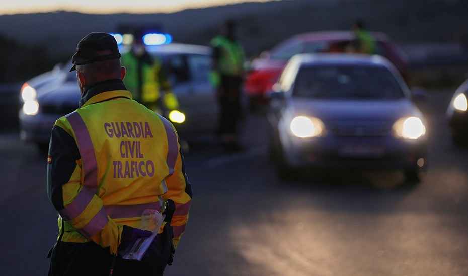 Agente de la Guardia Civil de Tráfico en un control en carretera.