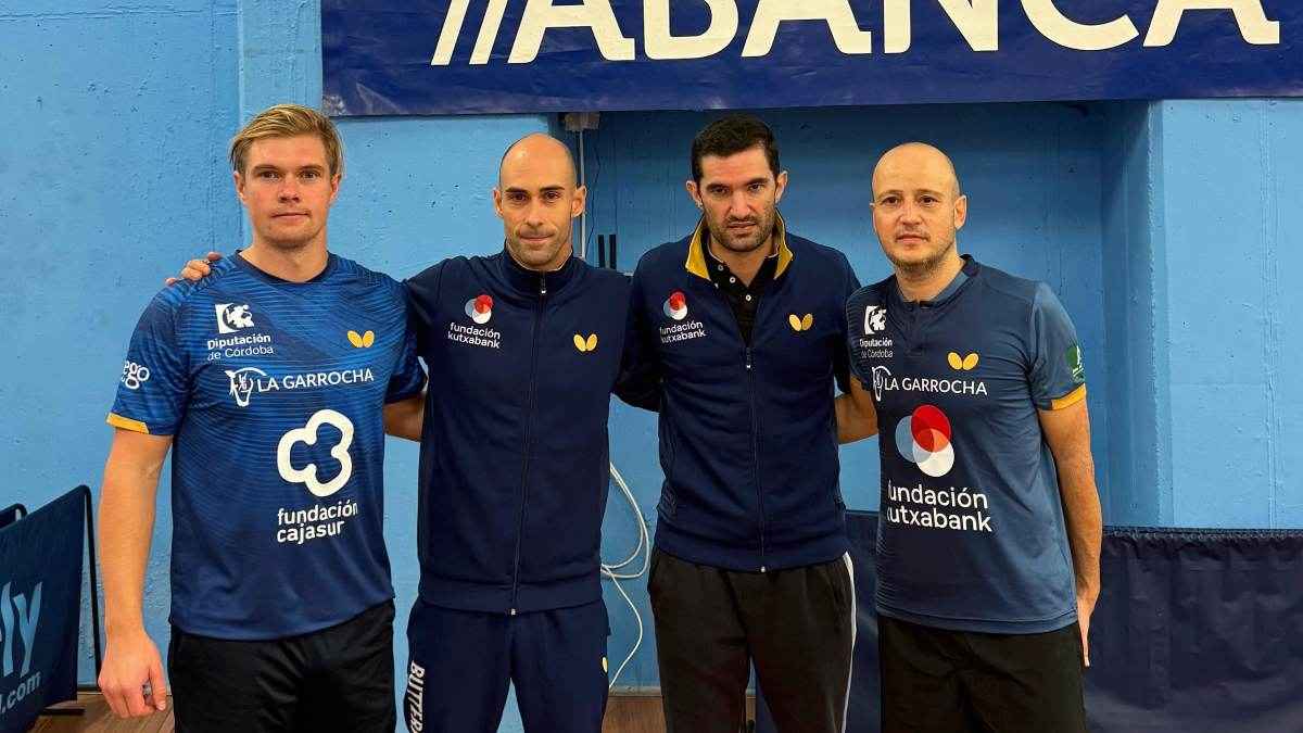 Jugadores y técnico del Real Club Priego Fundación Kutxabank en Santiago.