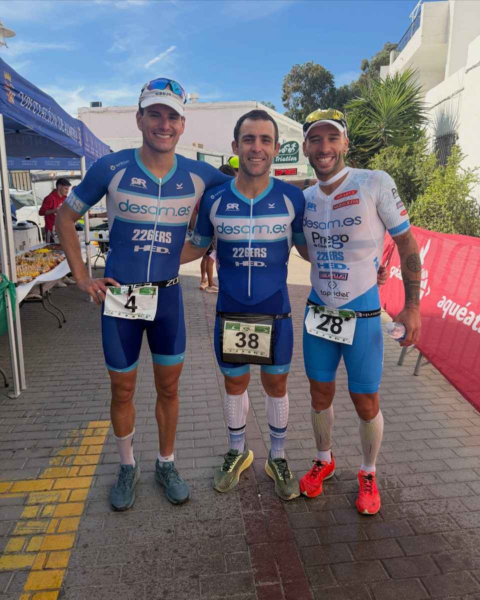 Chema Jiménez, a la derecha, junto a Miguel Largo e Iñaki Pena en Agua Amarga.