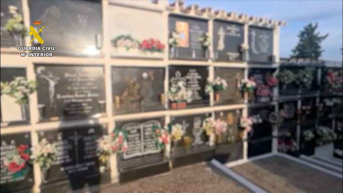 Nichos del cementerio municipal de Almodóvar del Río donde se cometieron los robos.